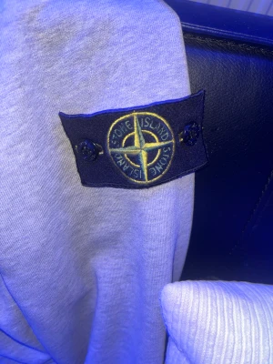 Stone island  - Försker bara känna lite pengar därför säljer ja den den är äkta kan skicka bilder på inner tag om ni kmr pm. Priset går att sänkas  