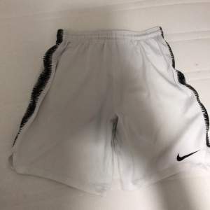 Vit/svart Nike shorts  Storlek: 158-170cm (XL)