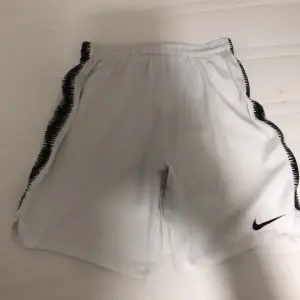 Vit/svart Nike shorts  Storlek: 158-170cm (XL)