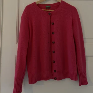 United colors of benetton kofta - United colors of benetton kofta i rosa, jättesöt och gosig, inga hål eller tydliga täcken på användning, sticks inte och är jättefin till vardags och till finare sammanhang. Nypris 900kr💕 Kom privat för fler frågor eller för pris diskutering