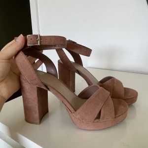 Högklackade skor  - Gammaldags rosa högklackade skor med fotledsband. Andvända 1 gång, men är däremot väldigt bekväma💗