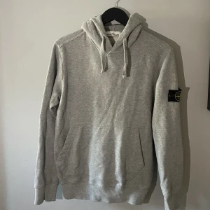 Stone Island Hoodie - Grå Stone Island hoodie, bra kvalitet och knappt använd.  Nypris ca 3200 kr 