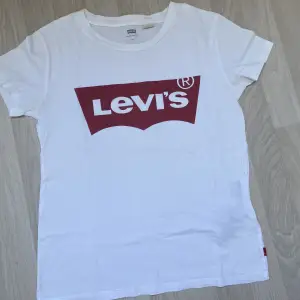 Vanlig levis T-shirt säljes 