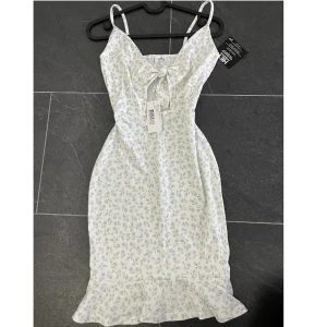 Klänning Nelly  - Helt ny sommarklänning från Nelly. Oanvänd prislapp sitter kvar. Storlek xxs, passar även xs