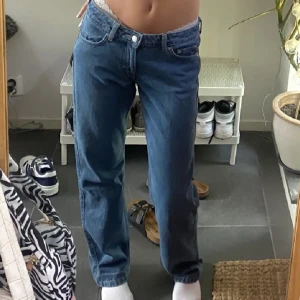 Lågmidjade jeans 👖  - Säljer dessa jeans ifrån weekday i modellen Arrow low jeans säljer för tajta(lånad bild). I bra skick. Hör av dig vid intresse eller frågor🫶🫶