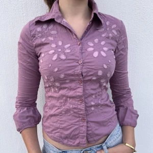 Vintage skjorta - Snygg, vintage skjorta med blommotiv och broderidetaljer