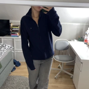 Zip up tröja - så cool polo tröja som har en zip up hela vägen, mörkblå, den ger väldigt mycket Old money Ralph Lauren vibe 😍 älskar, passar både tjejer och killar!!!