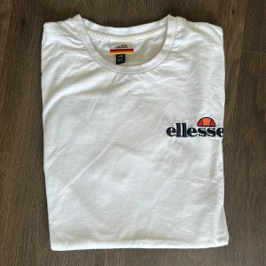 T-shirt  - T-shirt från Ellesse.   Rensar ur min garderob just nu🌼 Kika och se om du ser något mer i min profil som du gillar så skickar jag med det till dig också!😊 Fler kläder kommer! 