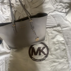 Michael kors väska - Superfin väska som tyvärr inte kommer till användning mer. Det är en populär modell men en extremt fin & speciell färg. Självklart äkta  Dustbag ingår