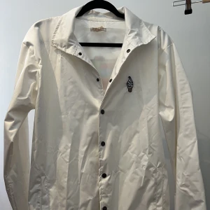”KALLT” regn/vårjacka - Vit regn/vårjacka från KALLT clothing Endast prövad  Nypris 900kr Skick 10/10