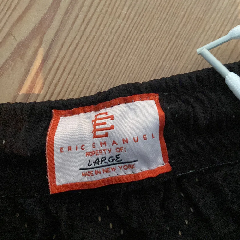 Aldrig änvänds shorts från eric emanuel. Säljer eftersom dom är för små för mig Står att dom är L men skulle säga mer som S-M. Shorts.