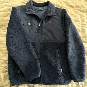 Ralph lauren jacka - Säljer min blå fleecejacka från ralph lauren. Köpt för 2000 men har hängt i garderoben sen dess. Pris kan absolut diskuteras och är väldigt öppen för förslag😊