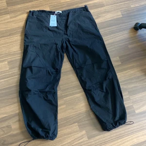 Parachute pants  - Helt nya parachute byxor, bara provade för de var för korta för mig.