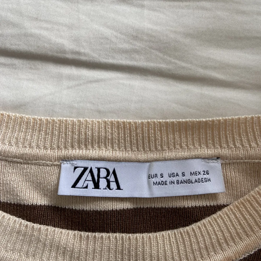 En superfin brunrandig tröja från Zara som endast används ett fåtal gånger.💕. Toppar.