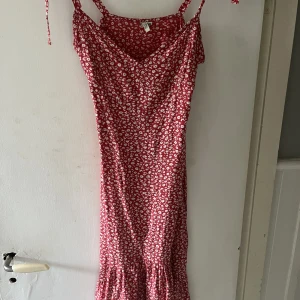 Klänning - Hej! Säljer denna fina klänning