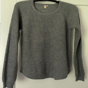 Stickad tröja  - En grå/gullig stickad tröja i fint skick, inte använd mycket. Pris kan diskuteras 