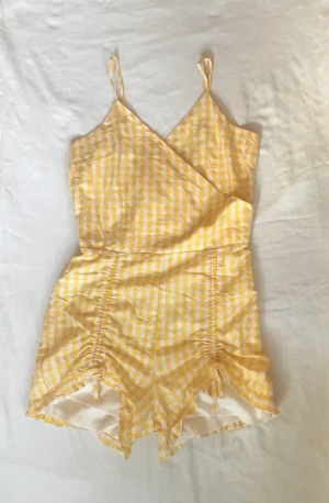 Vintage gingham playsuit  - Söt playsuit i bra skick♡ Villig att diskutera pris ♡