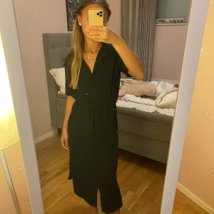 Klänning  - En jättefin neutral klänning som passar i alla tillfällen. Säljer pågrund av att jag aldrig kommer till användning av den. Använd ca 1-2 gånger. Inga som helst defekter och fint skick. Även normal i storlek. (162cm)   Köparen står för frakten 