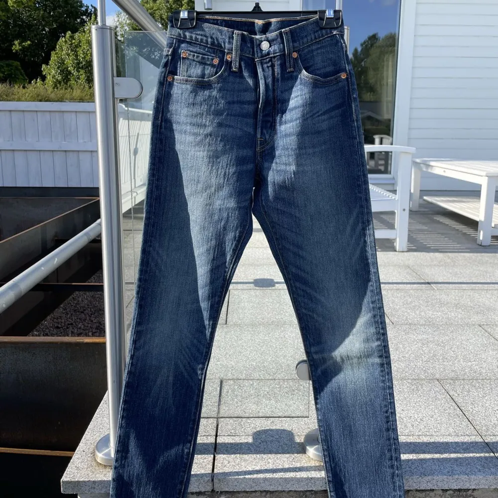 501 jeans från Levi’s, endast använda ett par gånger. Superfin färg som passar till de mesta. Storlek 25/32💝. Jeans & Byxor.