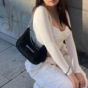 Juicy Couture väska  - Svart juicy couture väska som är i god skick!  Kontakta gärna för fler bilder eller info. Tar bara emot swish!!