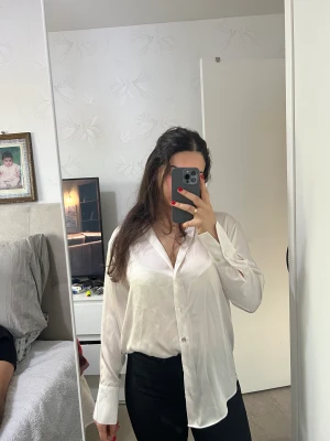 Vit skjorta, ny med prislapp - Helt ny skjorta med prislapp från ZARA.  Oversized. Upplever att den även passar S och M