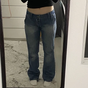 Lågmidjade jeans - Lågmidjade jeans med paljetter. Sitter skönt. Säljer pågrund av ingen användning. Hör av er för mer information💕