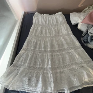 Långkjol - En jätte fin långkjol köpt har på plick❤️ inga tecken på användning🥰 den går inte ner hela vägen på mig som är 158 den slutar ungefär ovanför fötterna💕kan fixa flera bilder man kan knyta vid midjan🌸den är 77cm