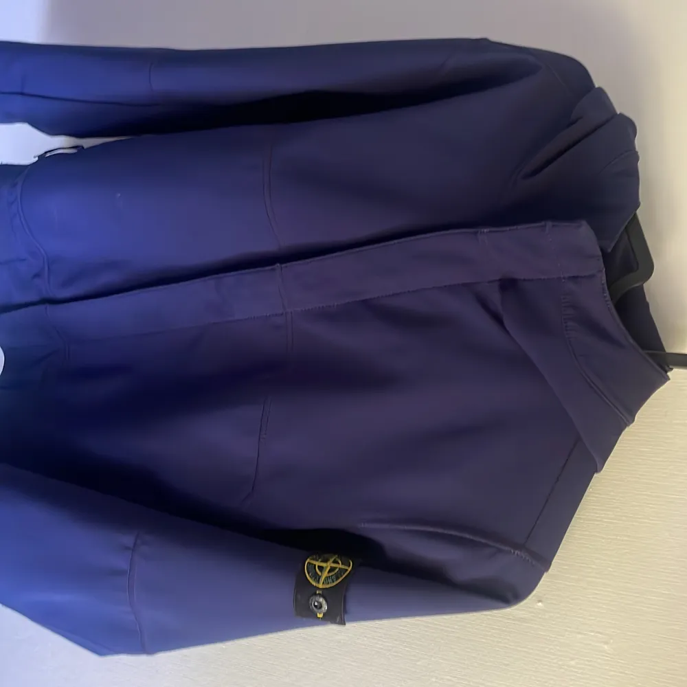 Säljer min knappt använda stone island navy  vindjacka i storlek 152 /160. Jackor.