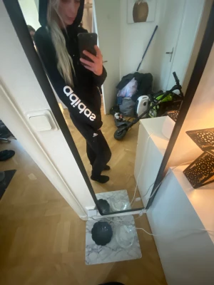 Adidas dress - Svart adidas dress knappt använd  unisex