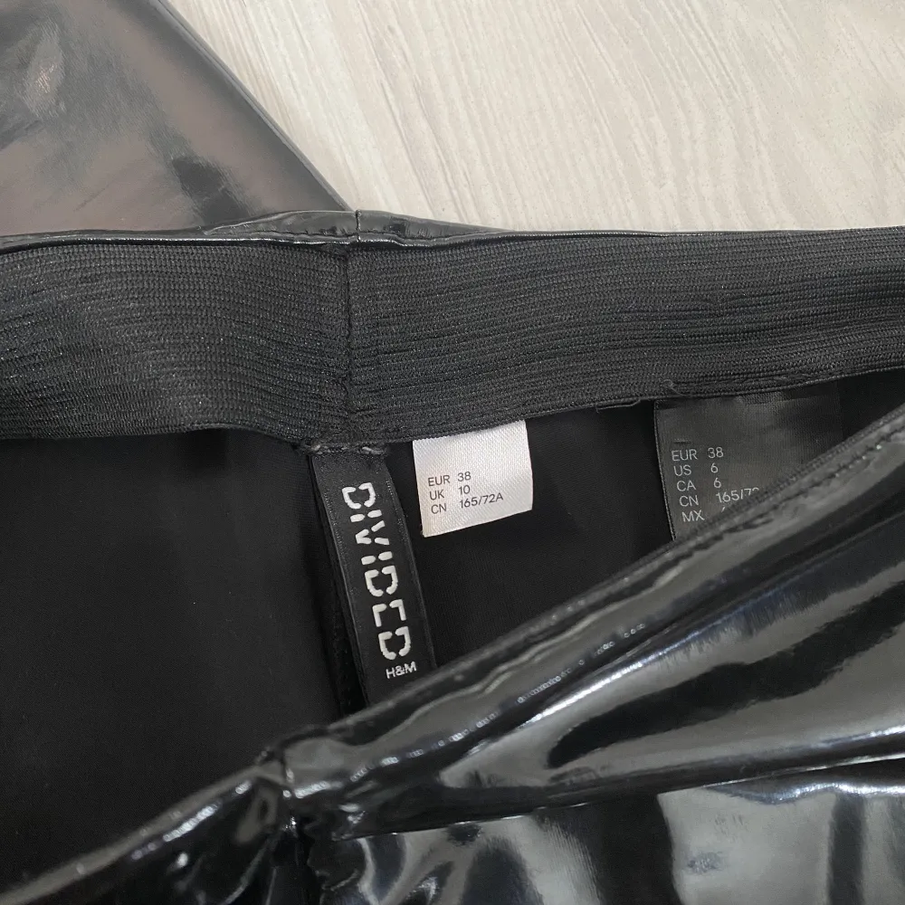 Lackbyxor/latexbyxor från h&m i storlek 38! Endast använda 1 gång! Ser ut som nya, inga defekter  på dom! Jag säljer dem för 100kr, frakt tillkommer, som ligger runt 40kr. Jeans & Byxor.