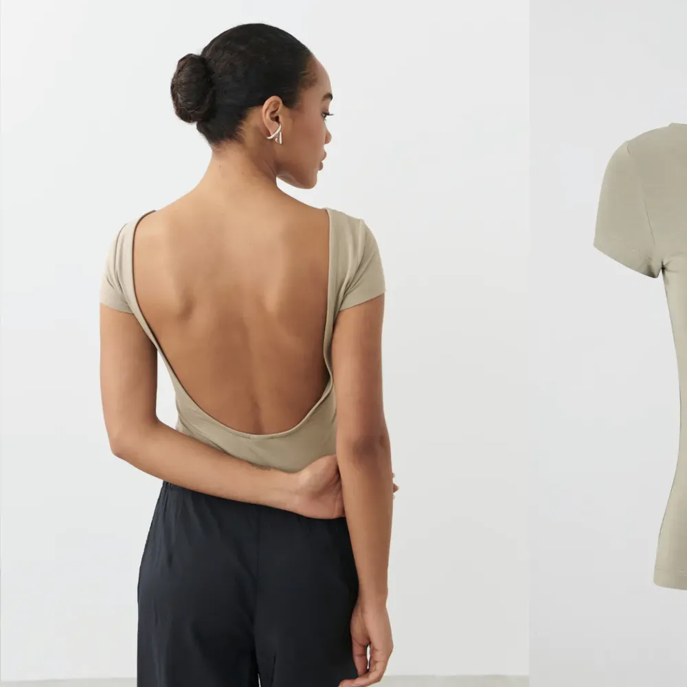 Jättesnygg t shirt med öppen rygg från Gina Tricot i storlek M men funkar som S också. T-shirts.