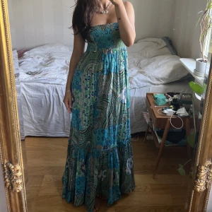 Klänning - Lång maxiklänning i ett unikt mönster, storlek S/M💗