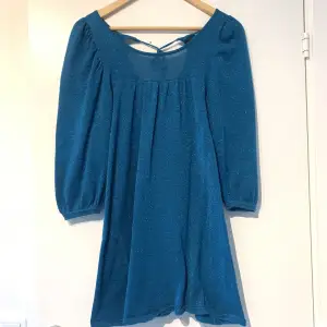 Glittrig blå klänning, knappt använd. Pris kan diskuteras vid snabb affär 