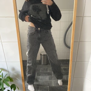 Snygga grå/svarta jeans  - Snygga och fräscha jeans, höga i midjan och långa på mig som är runt 170 cm. Använda få gånger!