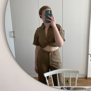 Set i linne - Brunt det från nakd x romee Strijd. Jättefint, men kommer inte till användning. Toppen är aldrig använd och byxorna är använda ca 2 gånger. 