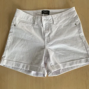 Jeansshorts Vero Moda  - Jeansshorts som är använda endast 1 gång, som nya! Pris kan diskuteras💗