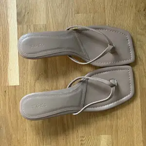 ”Sandaler med läderband” från NAKD. Köptes i våras.        Nyskick, använda en gång.  Äkta läder, dvs bra kvalité.  Nypris 699kr Säljes för 399kr
