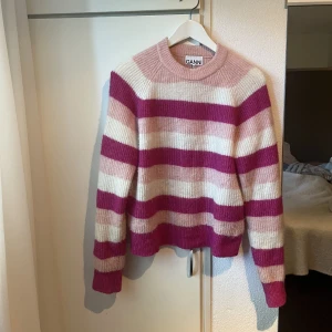Stickad tröja GANNI - Stickad tröja från Ganni i storlek M. 