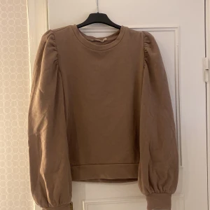 Tjock tröja  - Säljer tröjan för den var för stor och använder aldrig. Skön och knappt använd, säljer för 100kr men kan även gå ner i pris, bara jag får den såld.