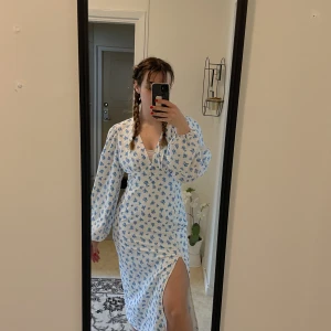 Blommig klänning med slits - Jätte söt sommarklänning från ginatricot, lappen är kvar och Allt!