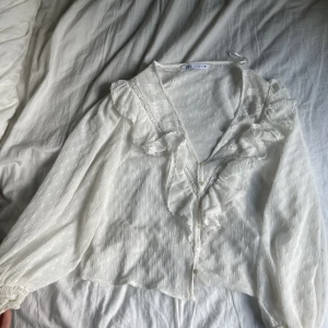 Zara  - Ish genomskinlig blus så fin till en fin middag eller utekväll❤️❤️