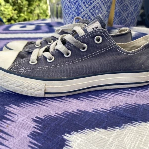Converse skor  - Säljer min blå låga converse skor 