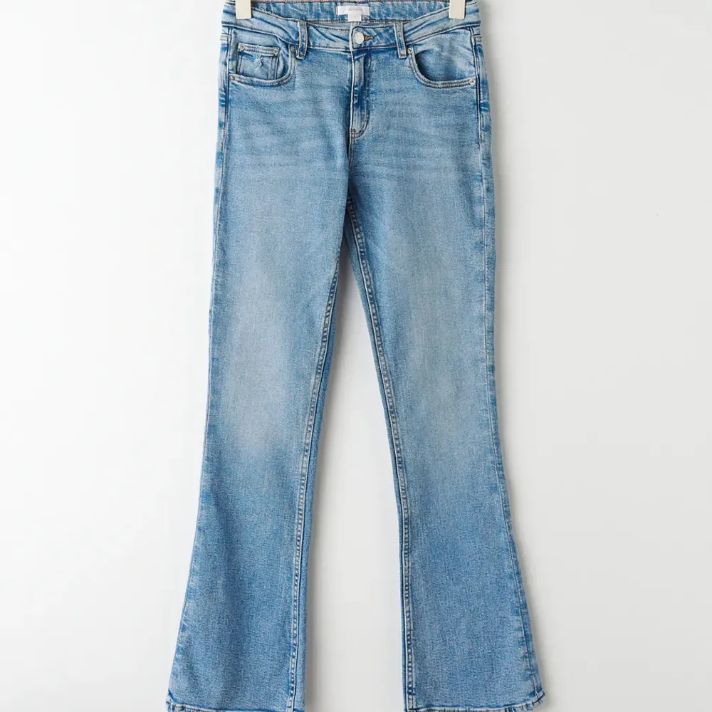 Bootcut jeans från Gina  Skriv för frågor eller bilder. Jeans & Byxor.