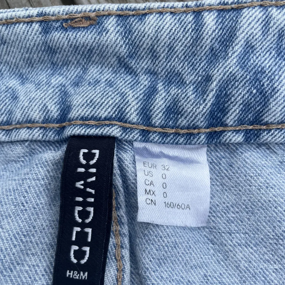 Blåa jeansshorts med hög midja från H&M, bra skick!💙. Shorts.