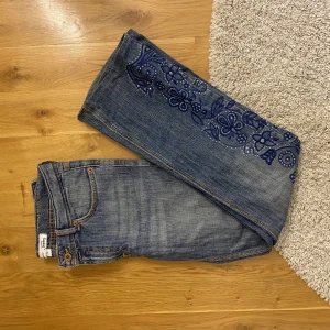 lowrise jeans med detaljer - fina lågmidjade jeans med broderade detaljer! verkligen unika och superfina❤️‍🔥❤️‍🔥
