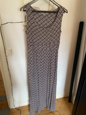 Härliga sommarklänningar  - En mjuk maxiklänning, en härligt mjuk och luftig bommulsklänning i härligt mönster. En super snygg skjortklänning. Passar både som klänning och tunika. 