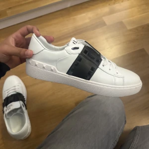 Valentino sneakers - Helt nya valentino garavani open sneakers. Storlek 40 men tycker att de passar mer som 39. Möts helst upp i Stockholm lite vart som men kan även frakta. 