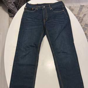 Ett par Levis jeans modell 541 som är mörkblåa, passar med i princip allt och är i väldigt god skick. Nypris 1000