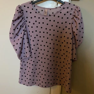 Lila prickig blus - Lila blus med svarta prickar  Storlek xs/s  Som ny 