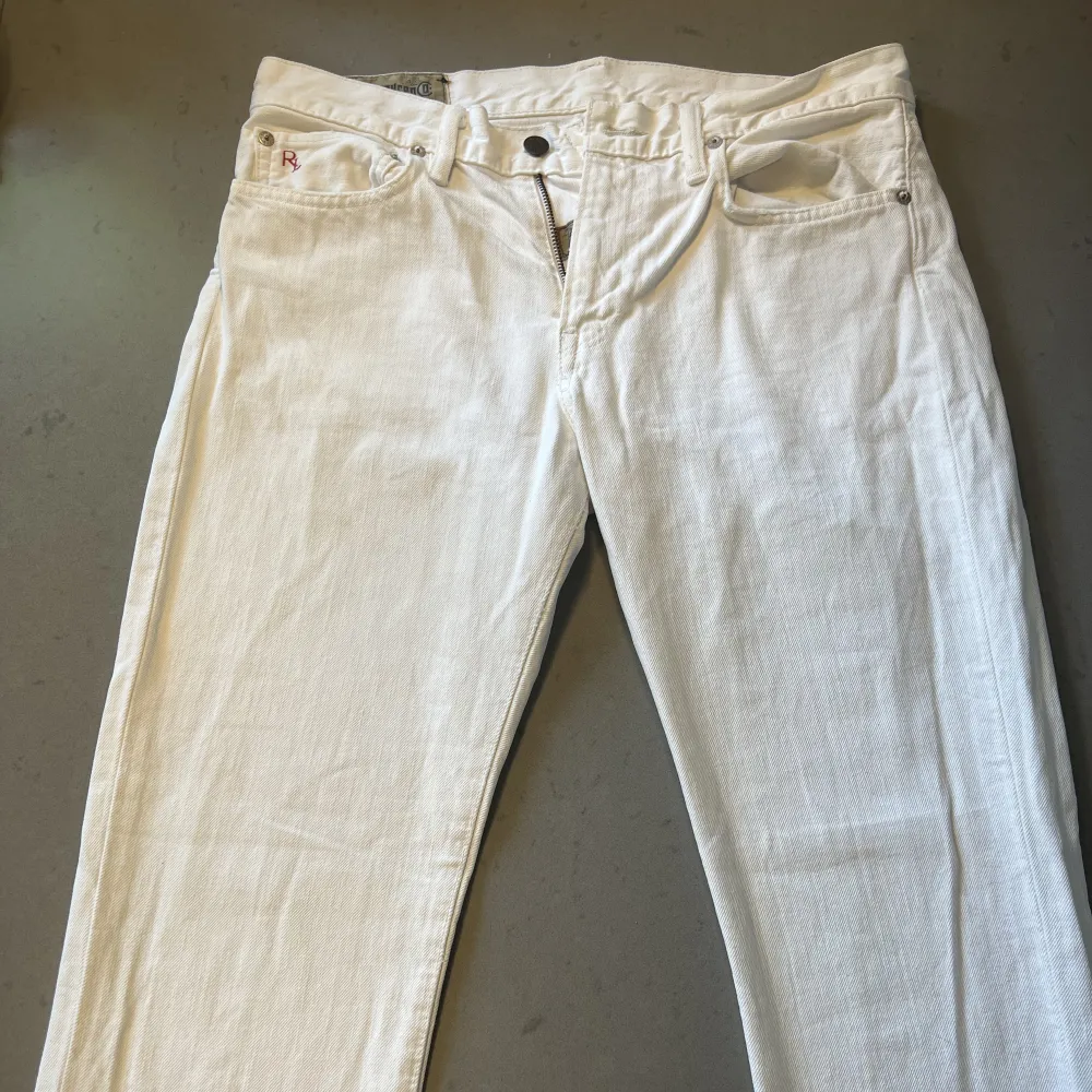Säljer nu dessa Slim vita Ralph Lauren jeans 381 i storlek, W31 x L32. Dem är i ett så nära perfekt skick som man kan komma och har i princip aldrig använts. Tveka inte att höra av er vid frågor eller funderingar! Kan gå ner i pris vid snabb affär! . Jeans & Byxor.